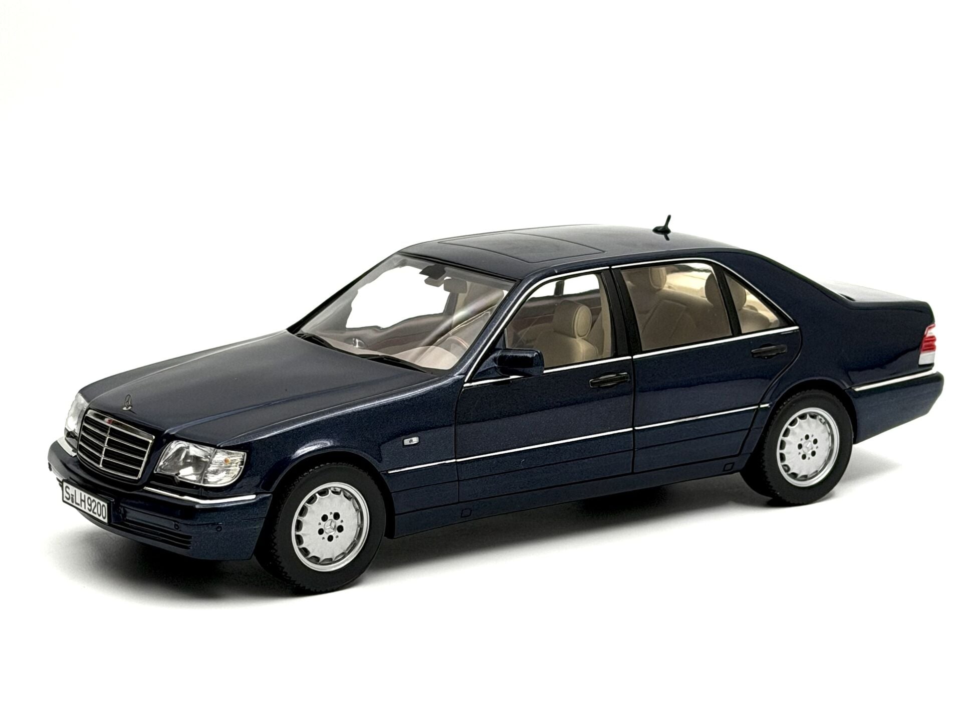 1:18 Mercedes-Benz S500 Lang W140 1989 Blue Met - Norev