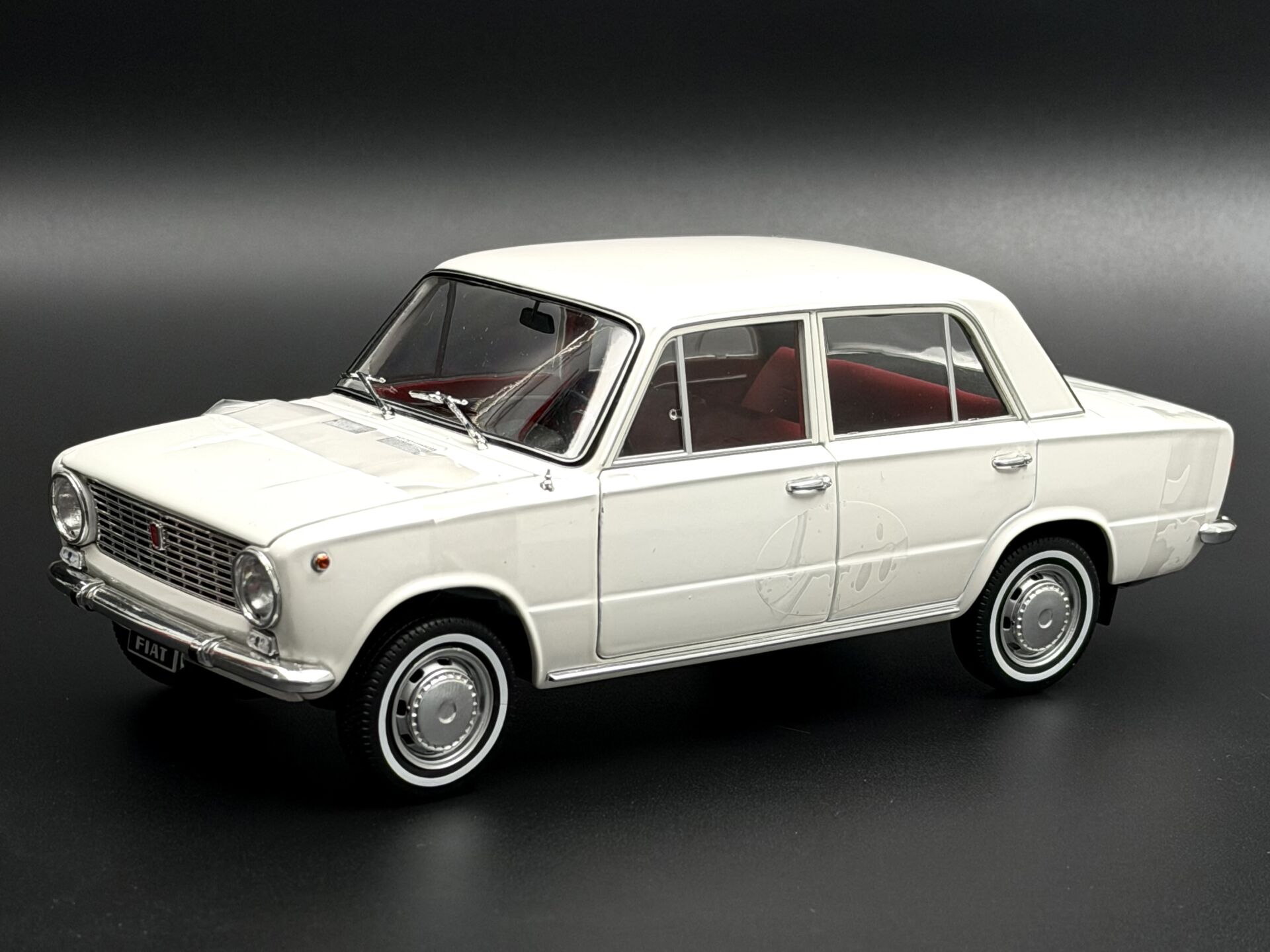 1:18 FIAT 124 White 1970 - IXO