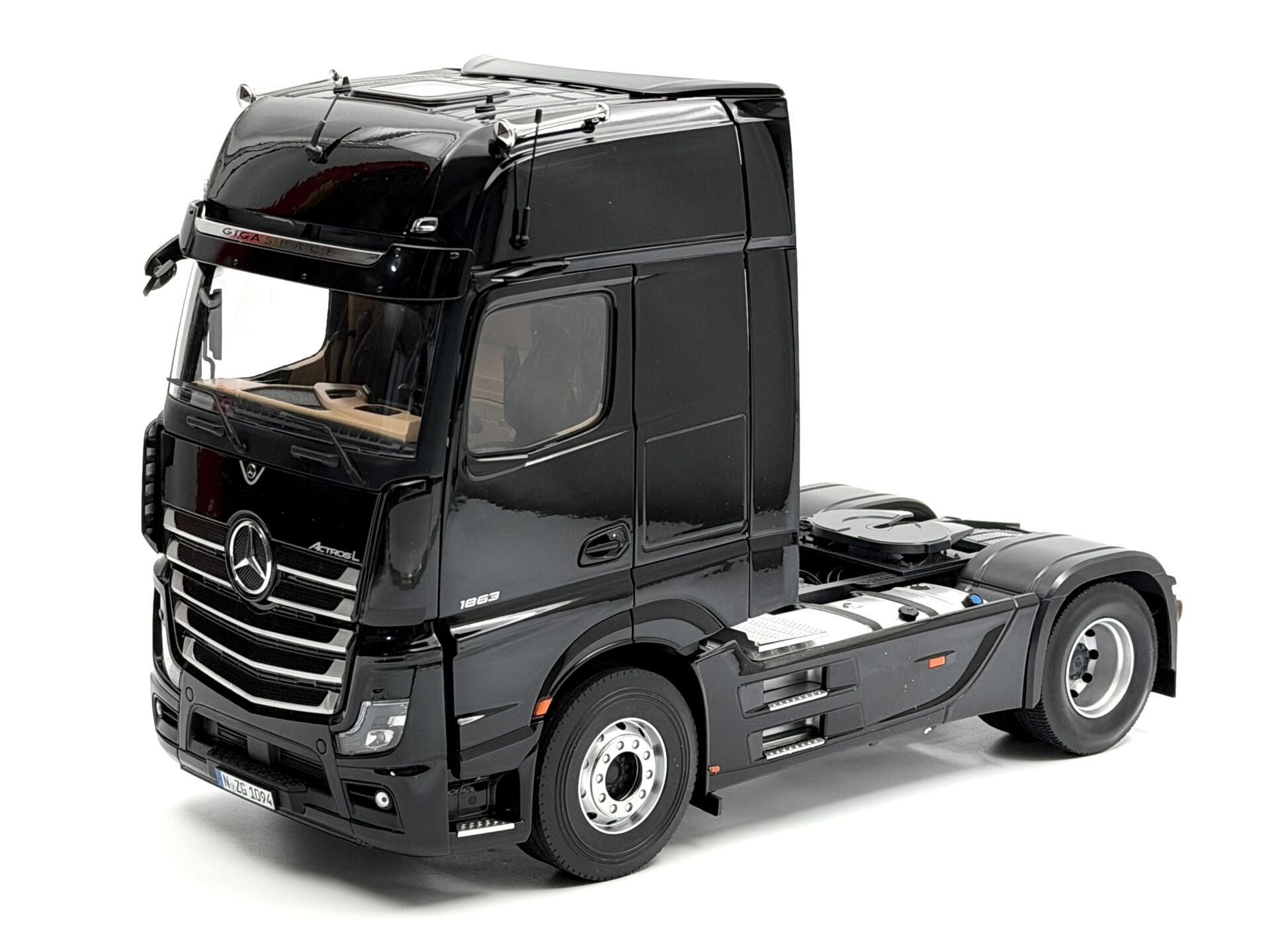 1:18 Mercedes-Benz Actros L Gigaspace 4x2 Black - NZG