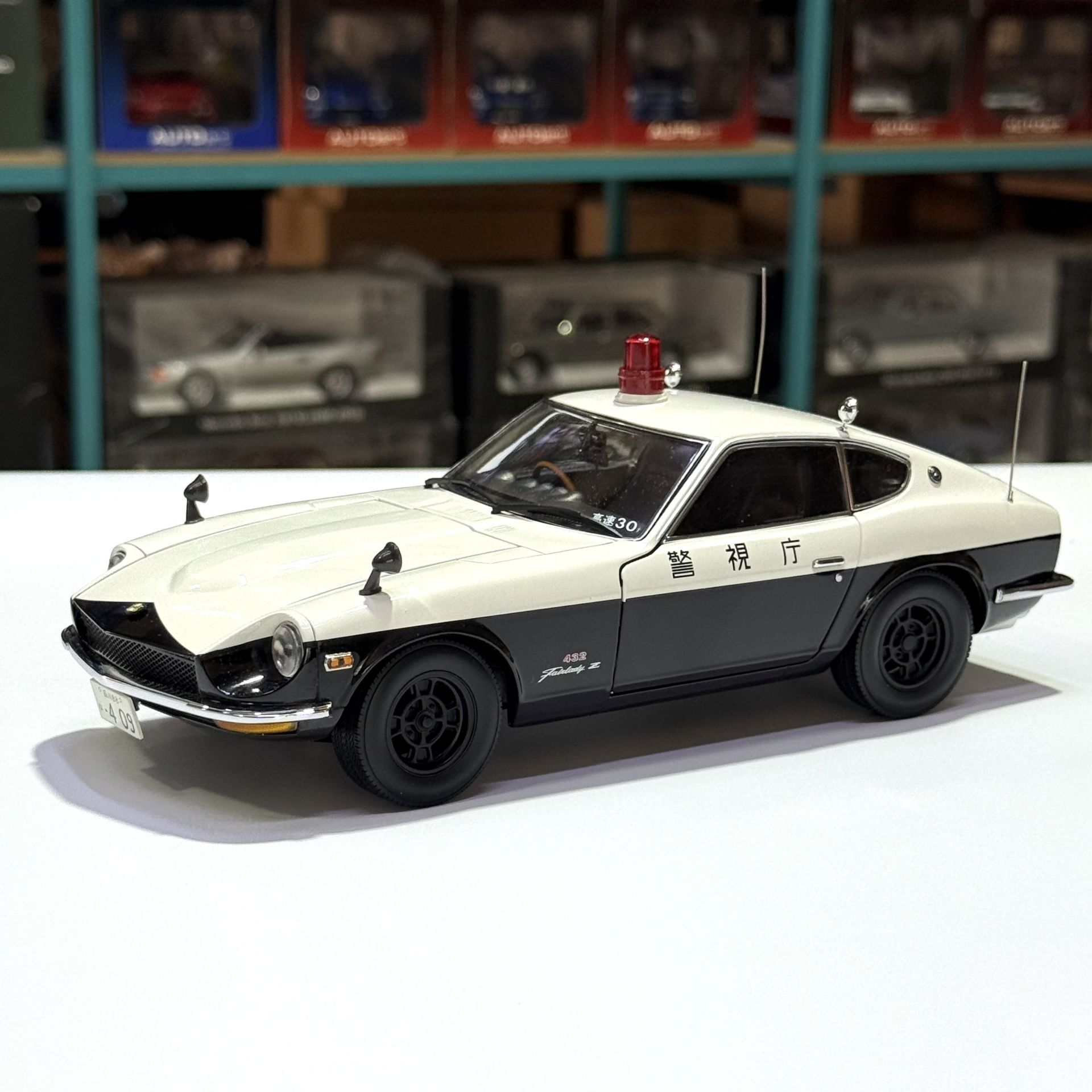 1:18 Nissan Fairlady Z432 Tokyo Metropolitan Police Dp - Kyosho