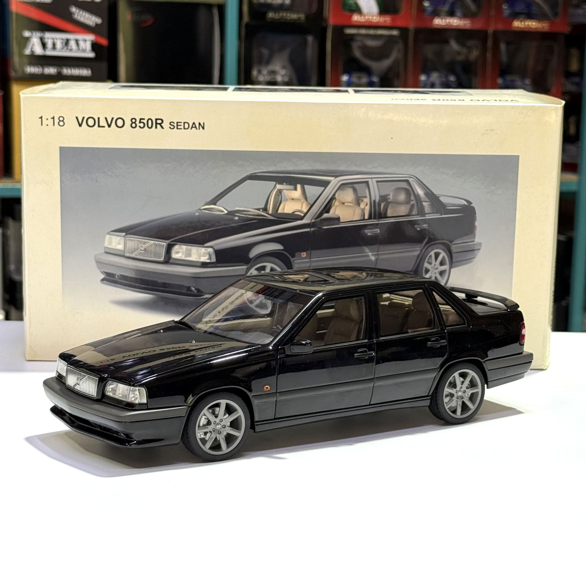 1:18 Volvo 850R Sedan 1996 Black 79502 - Autoart