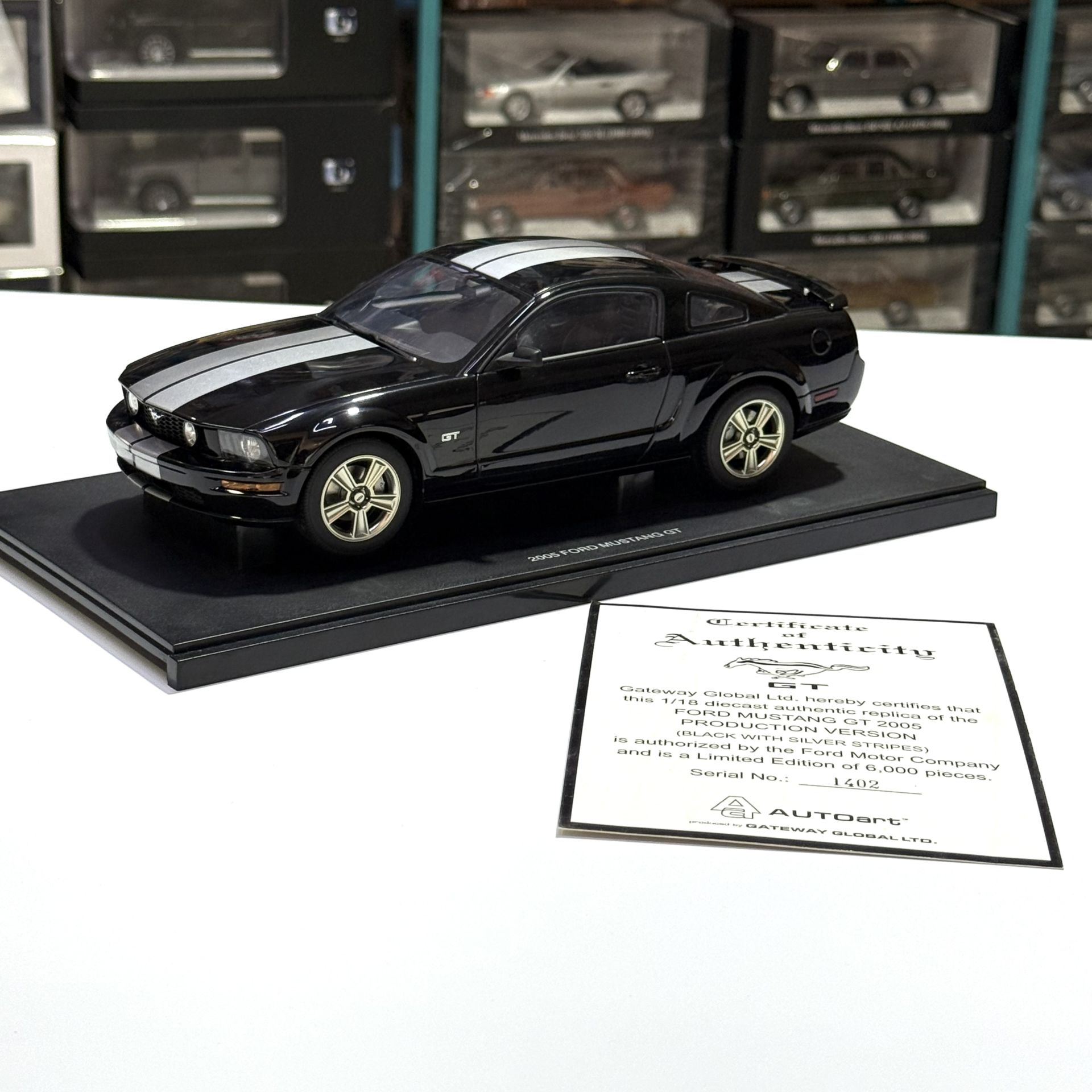 1:18 Ford Mustang GT 2005 Production Version Black Silver Stripes - Autoart