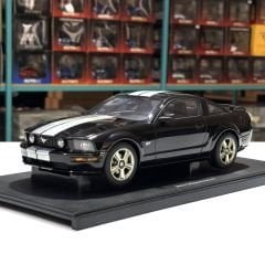 1:18 Ford Mustang GT 2005 Production Version Black Silver Stripes - Autoart