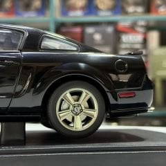 1:18 Ford Mustang GT 2005 Production Version Black Silver Stripes - Autoart