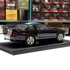 1:18 Ford Mustang GT 2005 Production Version Black Silver Stripes - Autoart