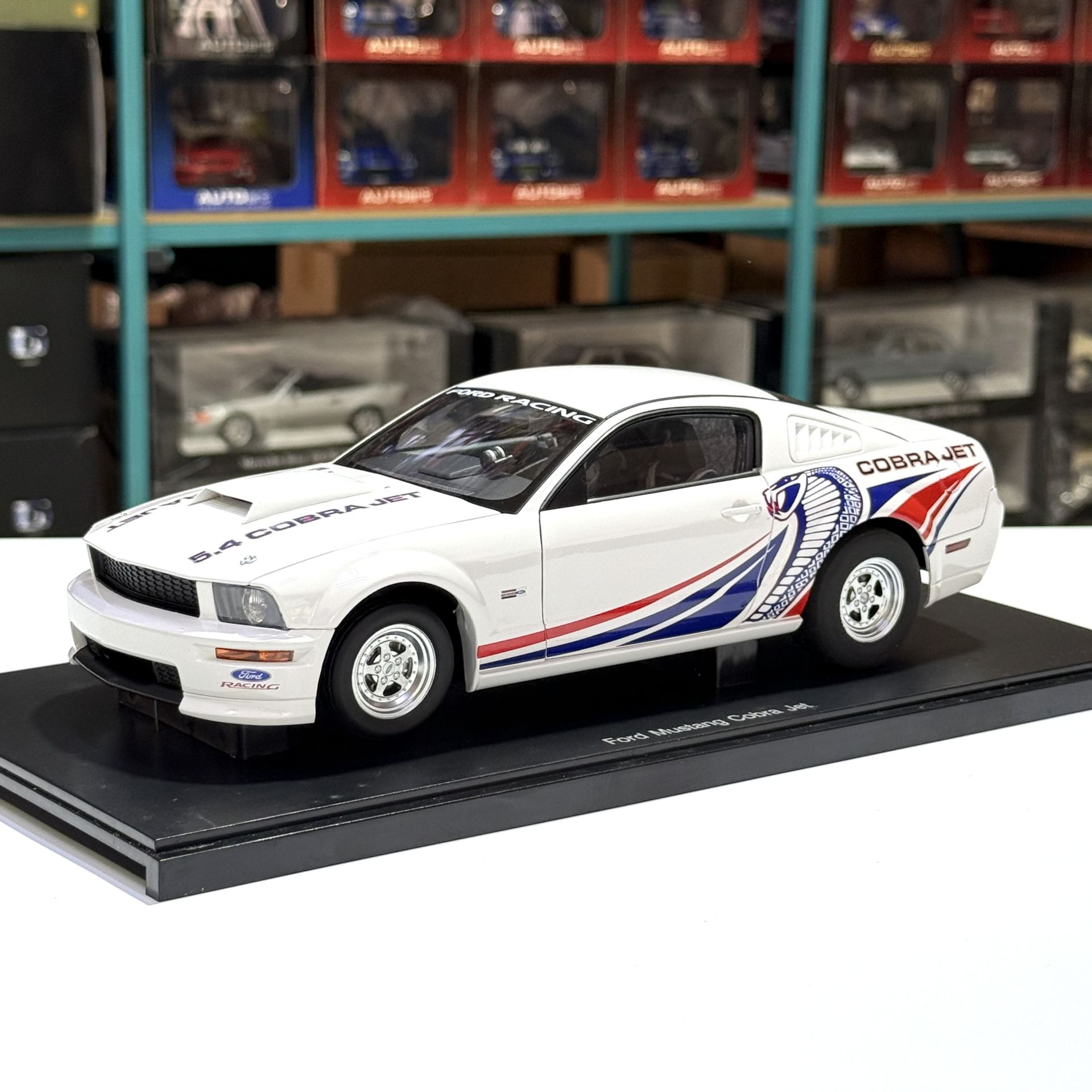 1:18 Ford Mustang Cobra Jet FR500CJ 2009 White 72921 - Autoart
