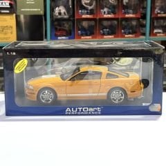 1:18 Ford Shelby Mustang GT 2007 Orange Met 73117 - Autoart