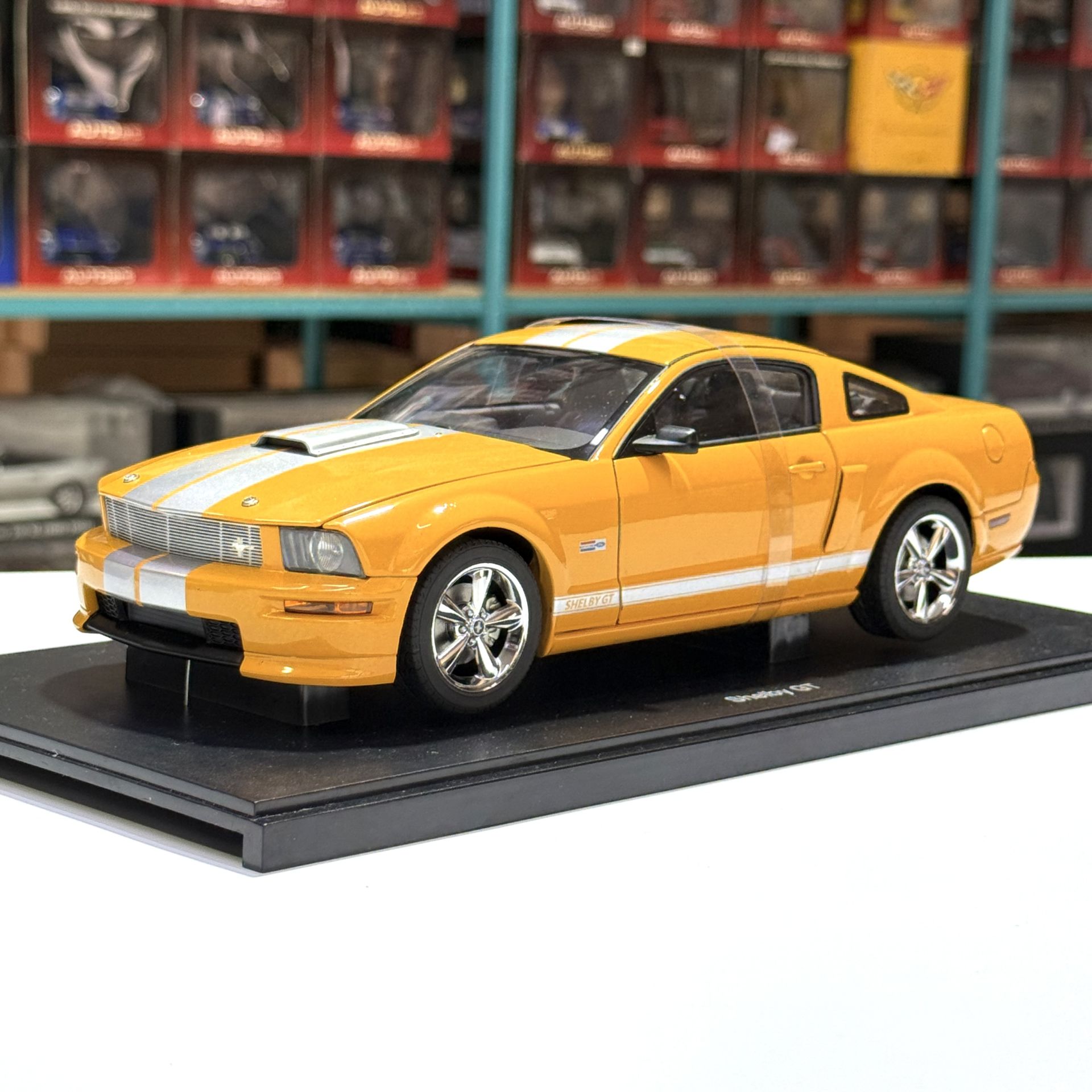 1:18 Ford Shelby Mustang GT 2007 Orange Met 73117 - Autoart