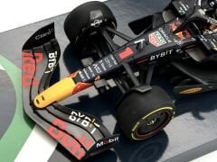 1:18 Red Bull Racing RB18 Max Verstappen Abu Dhabi Winner 2022 - Minichamps