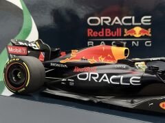 1:18 Red Bull Racing RB18 Max Verstappen Abu Dhabi Winner 2022 - Minichamps