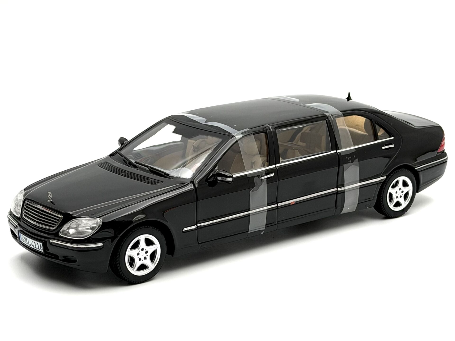 1:18 Mercedes-Benz S600 Pullman Black W220 - SunStar