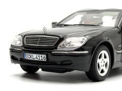 1:18 Mercedes-Benz S600 Pullman Black W220 - SunStar