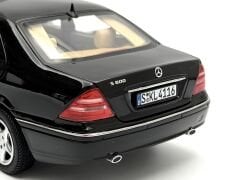 1:18 Mercedes-Benz S600 Pullman Black W220 - SunStar