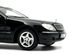 1:18 Mercedes-Benz S600 Pullman Black W220 - SunStar
