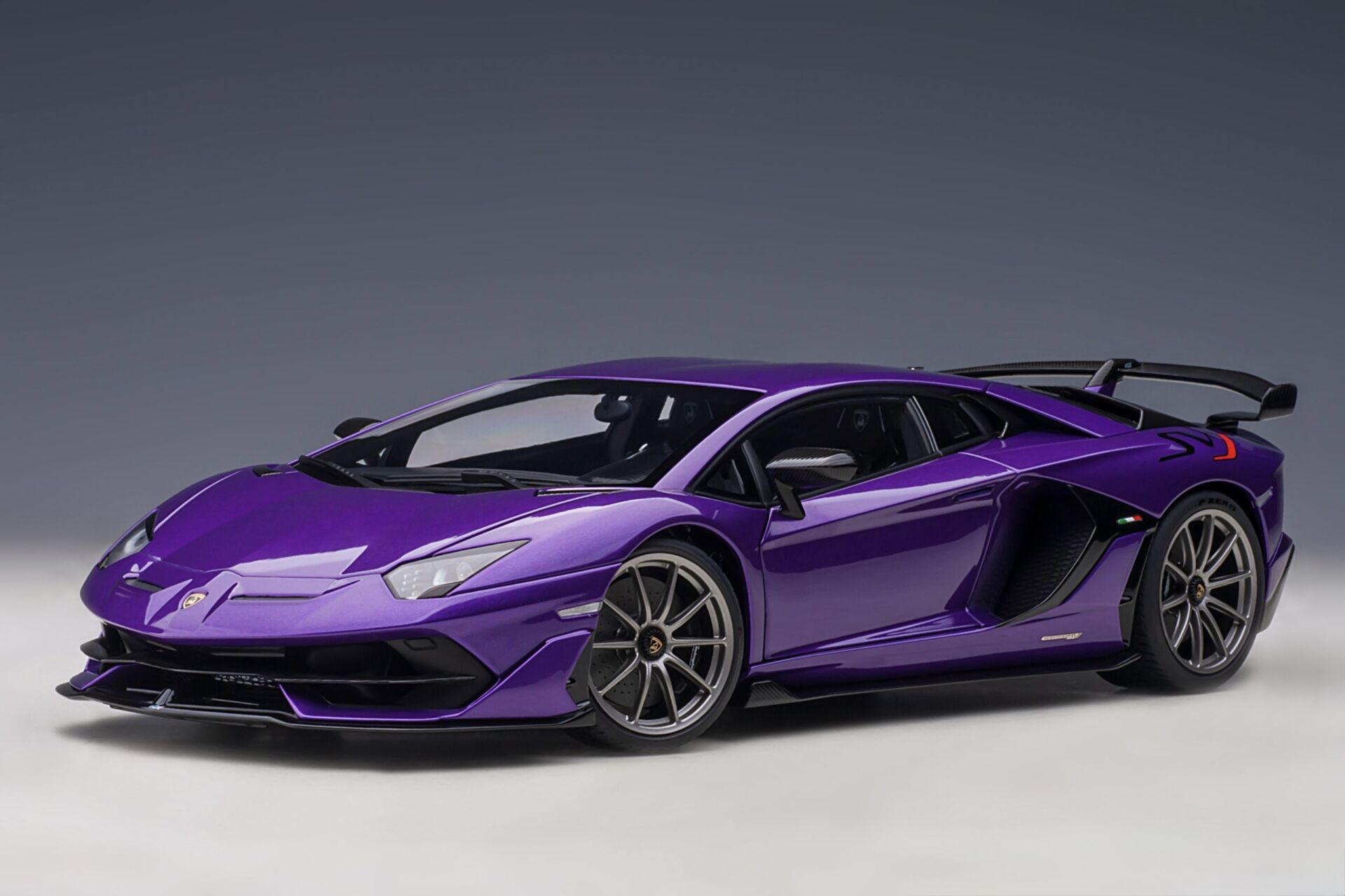 1:18 Lamborghini Aventador SVJ Viola Pasifae 79179 - Autoart
