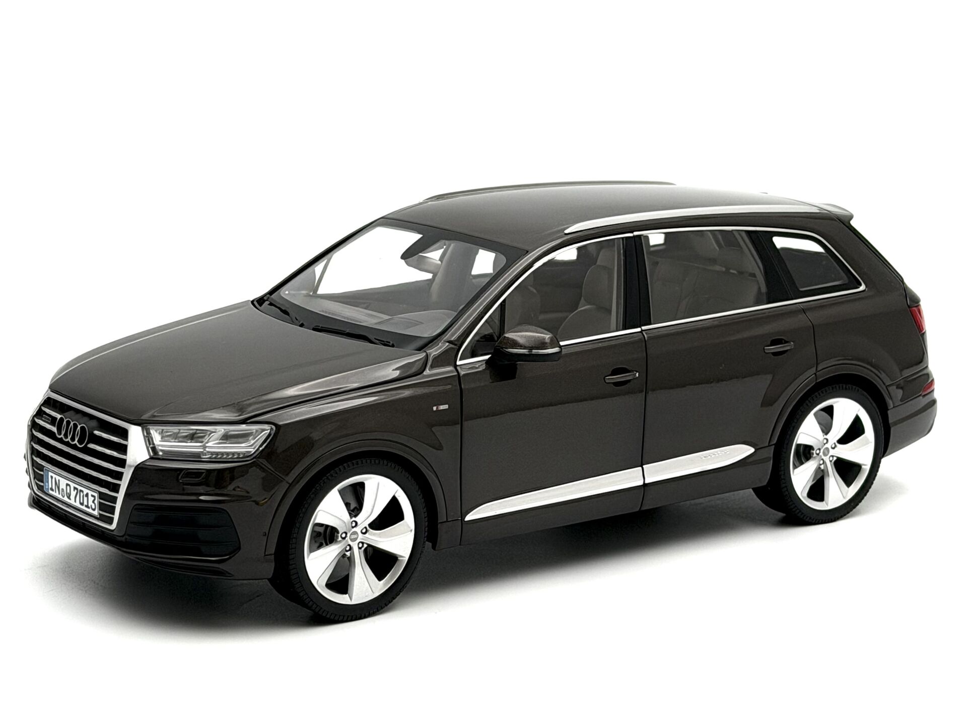 1:18 AUDI Q7 S Line 4M Argus Brown 2015 - Minichamps