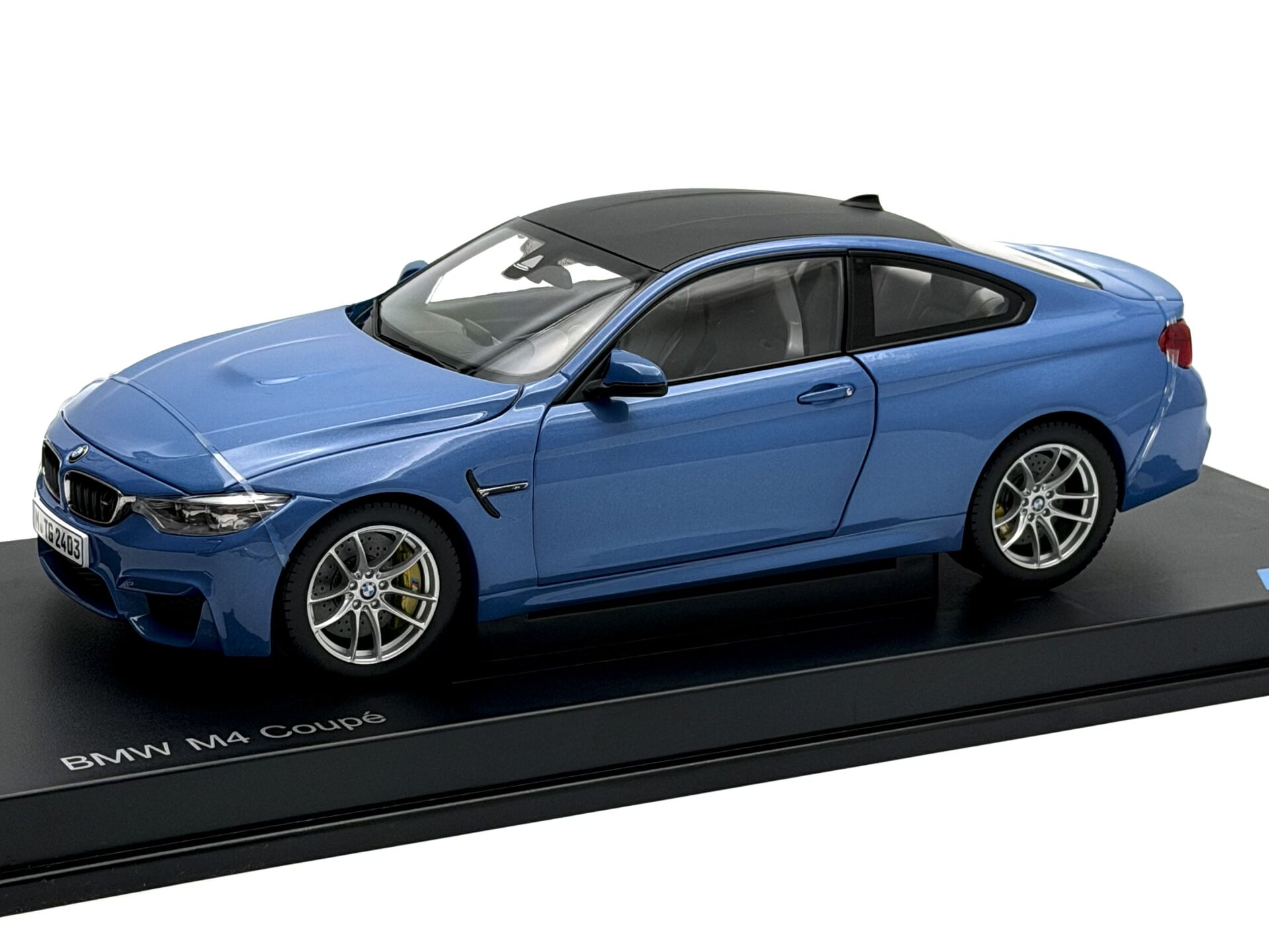 1:18 BMW M4 F82 Coupe Yas Marina Blue 2014 - Paragon