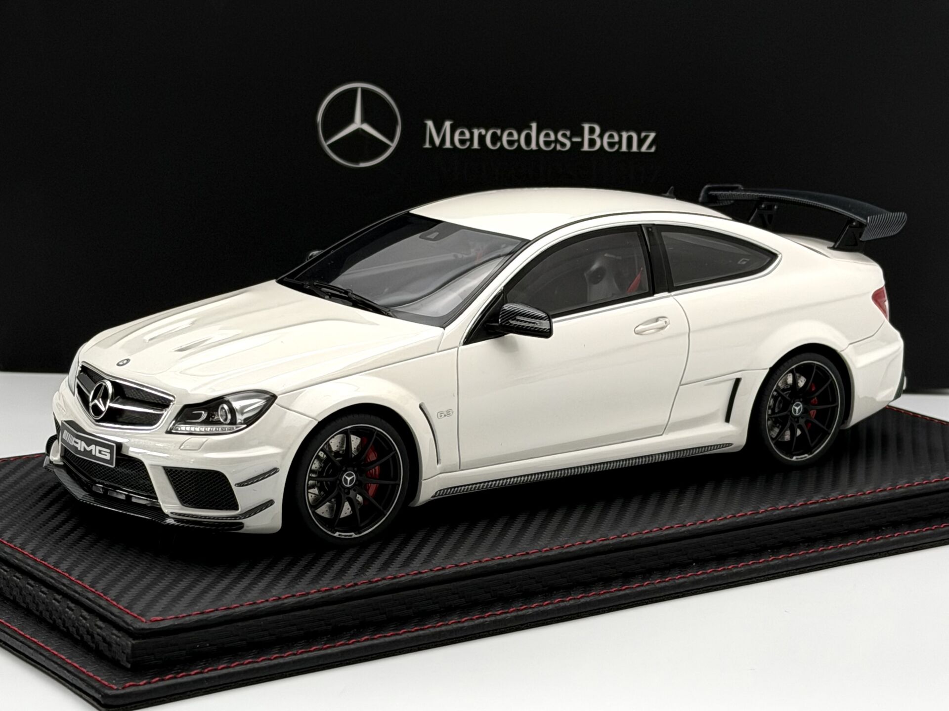 1:18 Mercedes-Benz C63 AMG Black Series Polar White - GT Spirit Dealer