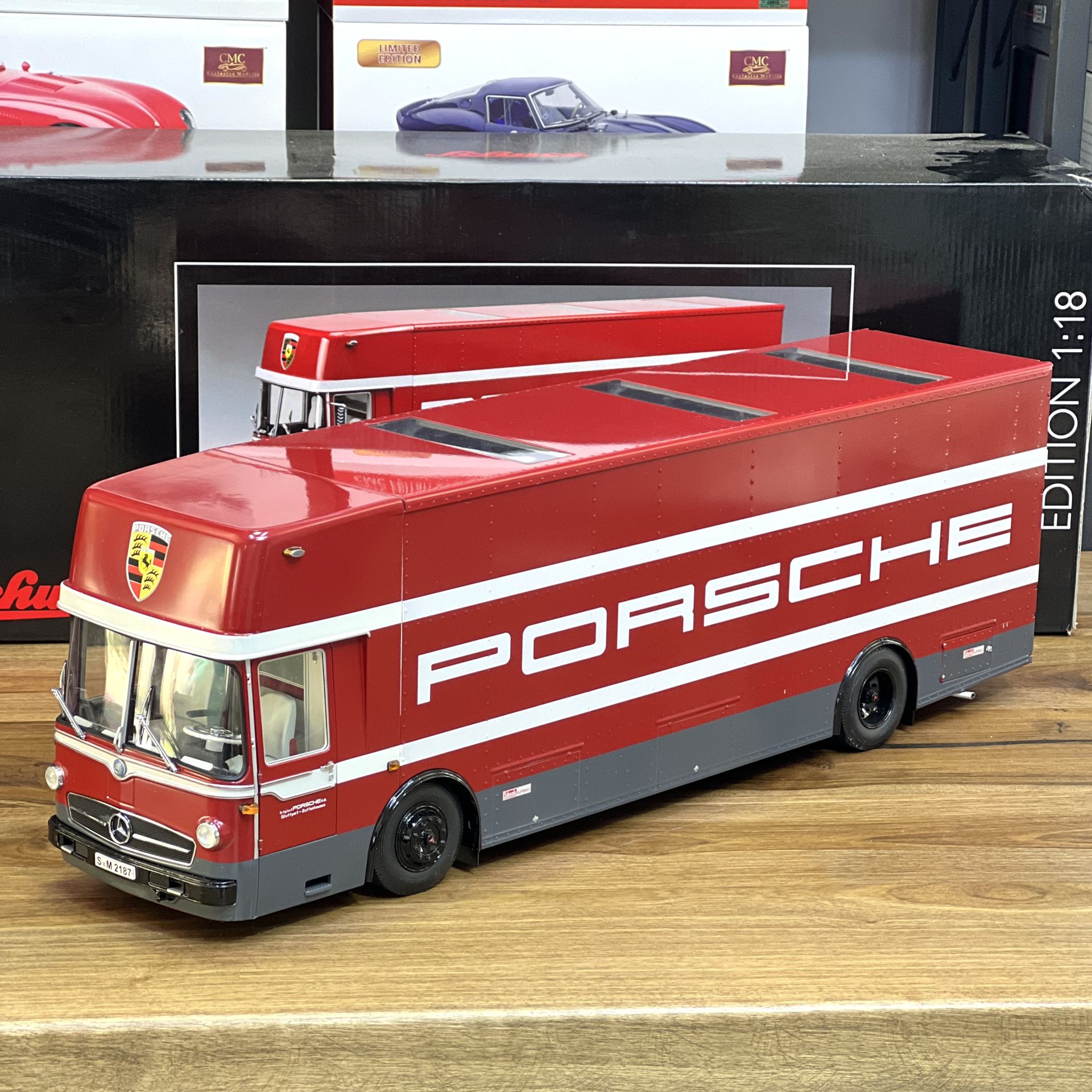 1:18 Mercedes-Benz O317 Renntransporter Porsche- Schuco