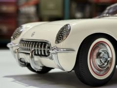 1:18 Chevrolet Corvette First Generation Polo White 1953 - Autoart