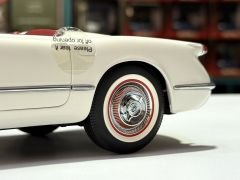 1:18 Chevrolet Corvette First Generation Polo White 1953 - Autoart