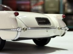 1:18 Chevrolet Corvette First Generation Polo White 1953 - Autoart