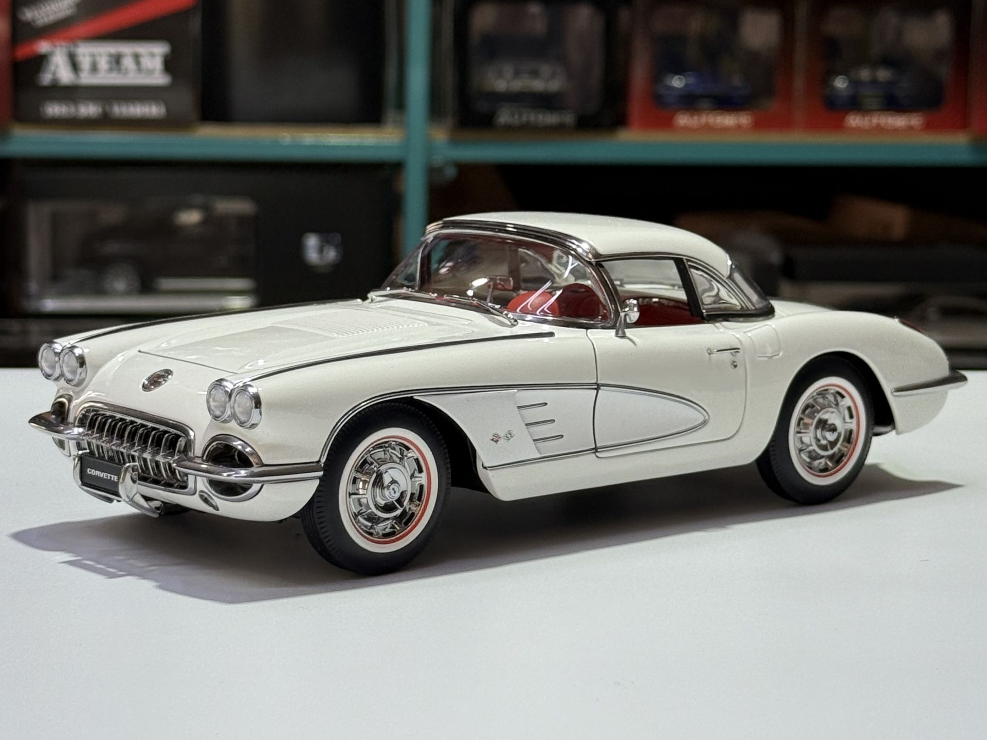 1:18 Chevrolet Corvette C1 1958 Snowcrest White 71147 - Autoart