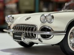 1:18 Chevrolet Corvette C1 1958 Snowcrest White 71147 - Autoart