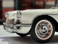 1:18 Chevrolet Corvette C1 1958 Snowcrest White 71147 - Autoart