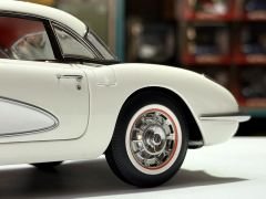 1:18 Chevrolet Corvette C1 1958 Snowcrest White 71147 - Autoart
