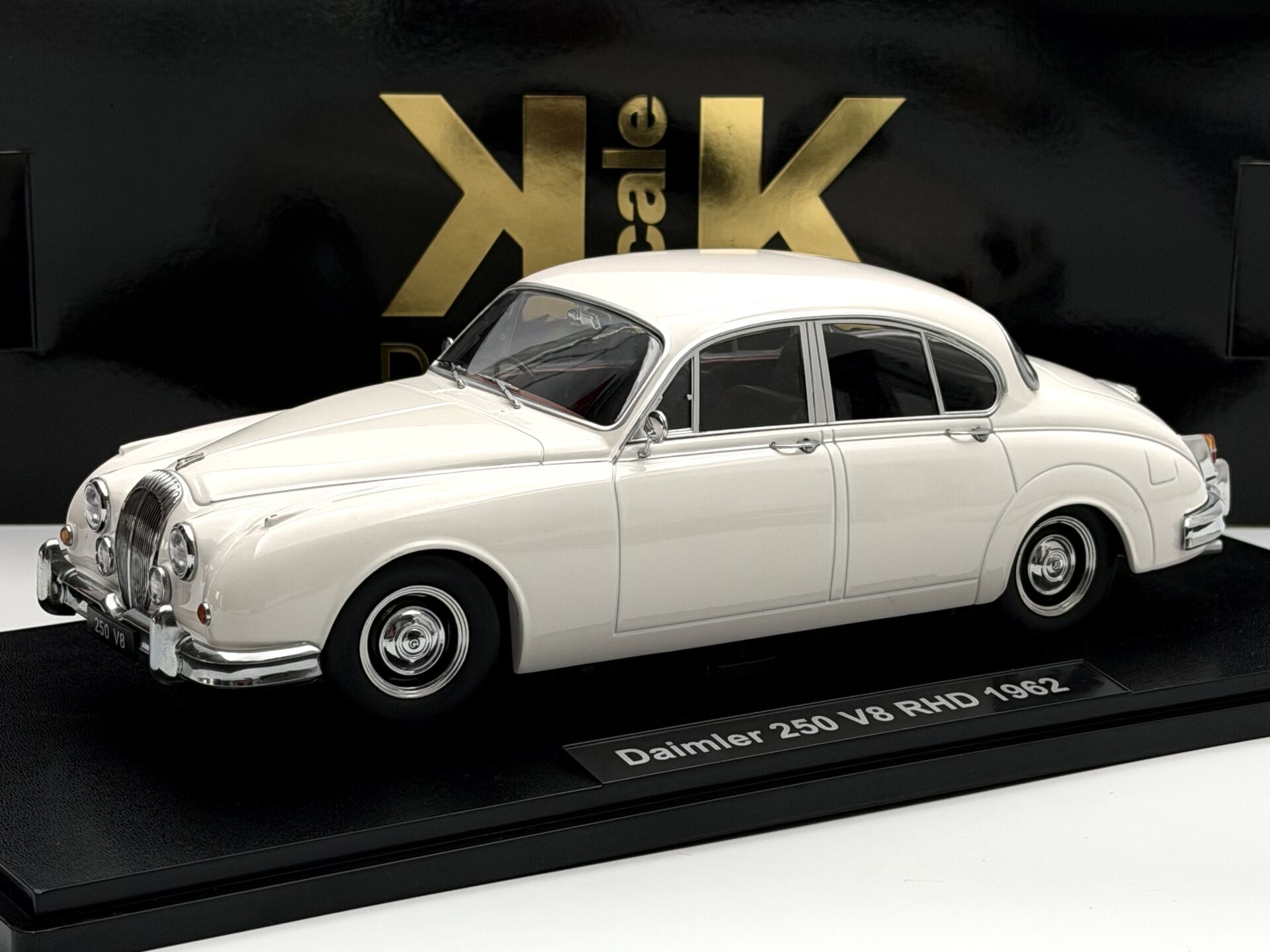 1:18 Daimler 250 V8 RHD 1962 White - KK Scale