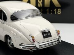 1:18 Daimler 250 V8 RHD 1962 White - KK Scale