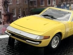 1:18 Ferrari 365 GTS/4 Daytona Yellow 1968 - Hot Wheels