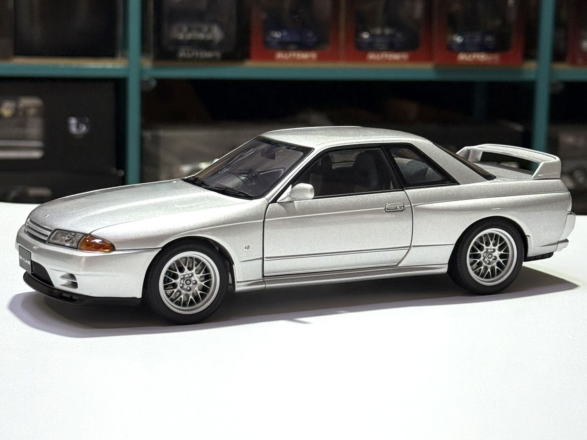 1:18 Nissan Skyline GT-R R32 V Spec 2 Spark Silver 77346 Autoart