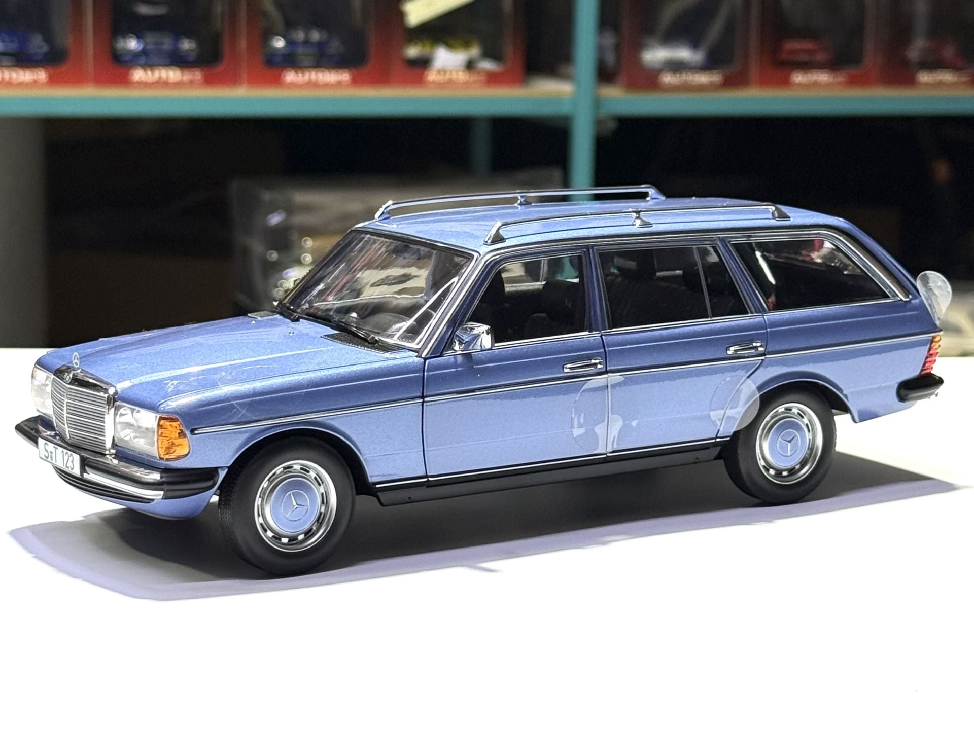 1:18 Mercedes-Benz 200 SW W123 S123 Blue 1982 - Norev