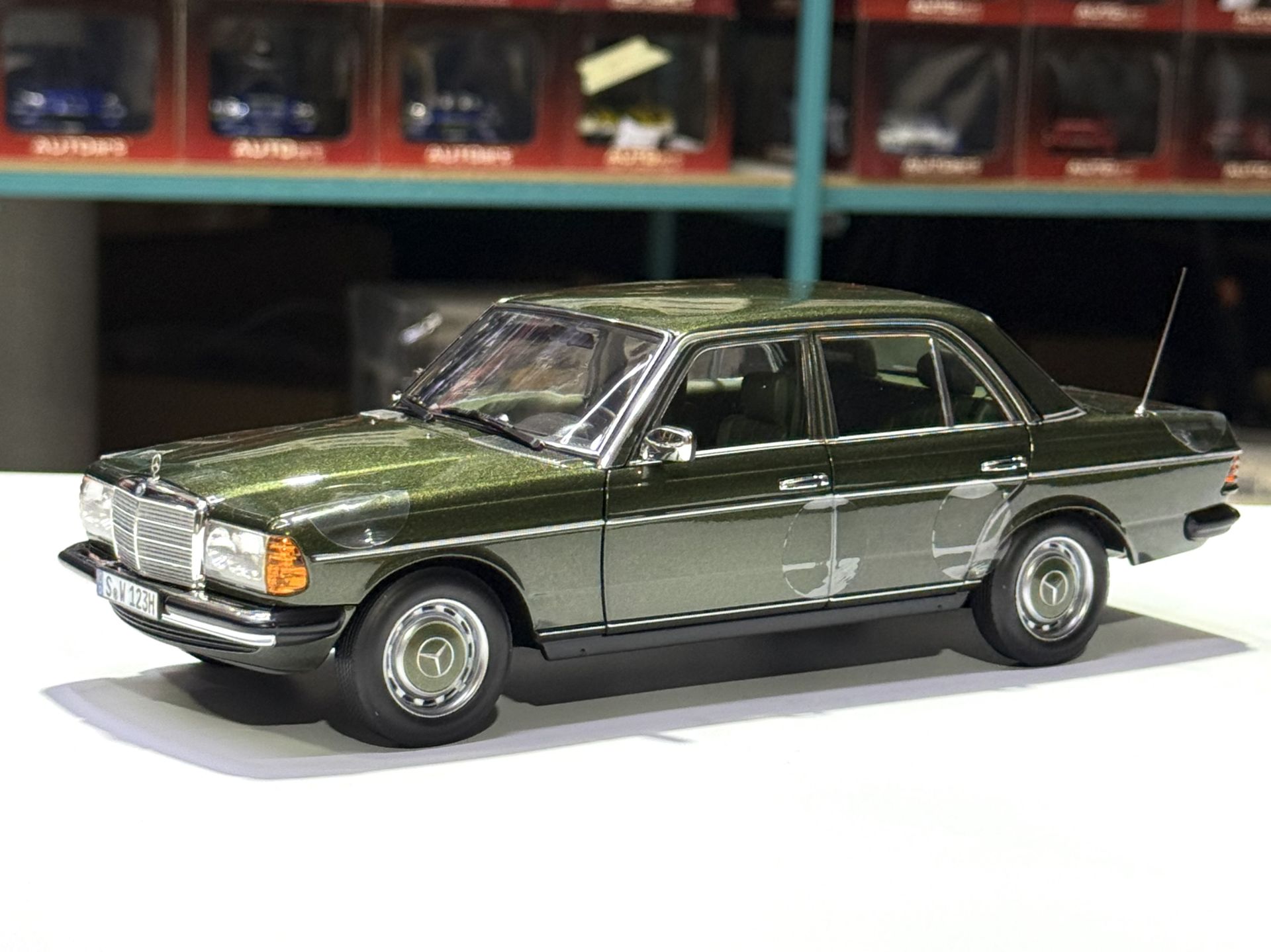 1:18 Mercedes-Benz 200 W123 Green Met 1980 - Norev