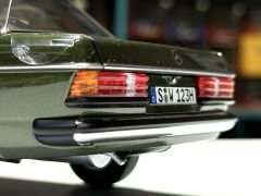1:18 Mercedes-Benz 200 W123 Green Met 1980 - Norev