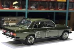 1:18 Mercedes-Benz 200 W123 Green Met 1980 - Norev