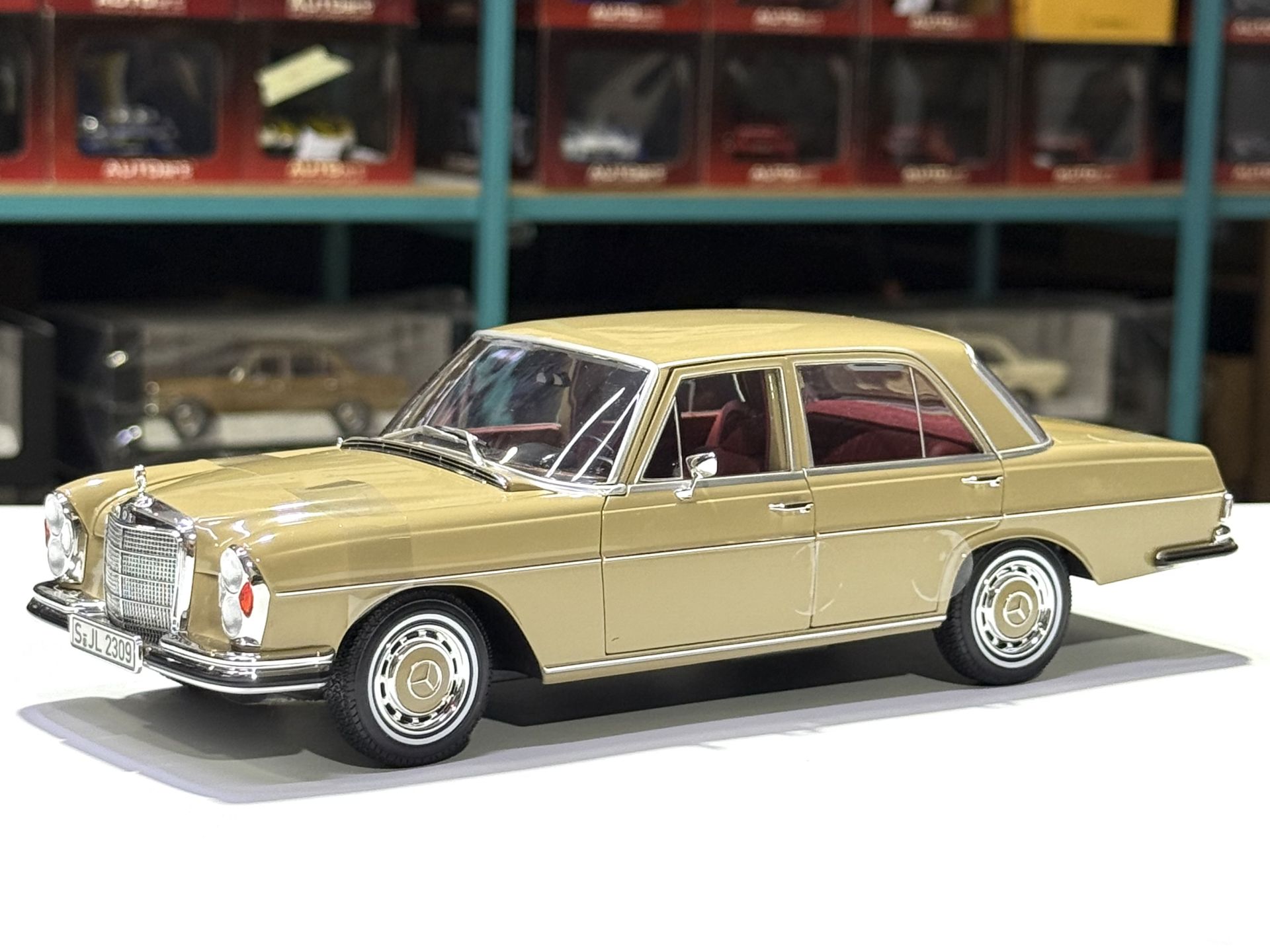 1:18 Mercedes-Benz 280SE W108 Autumn Beige 1968 - Norev