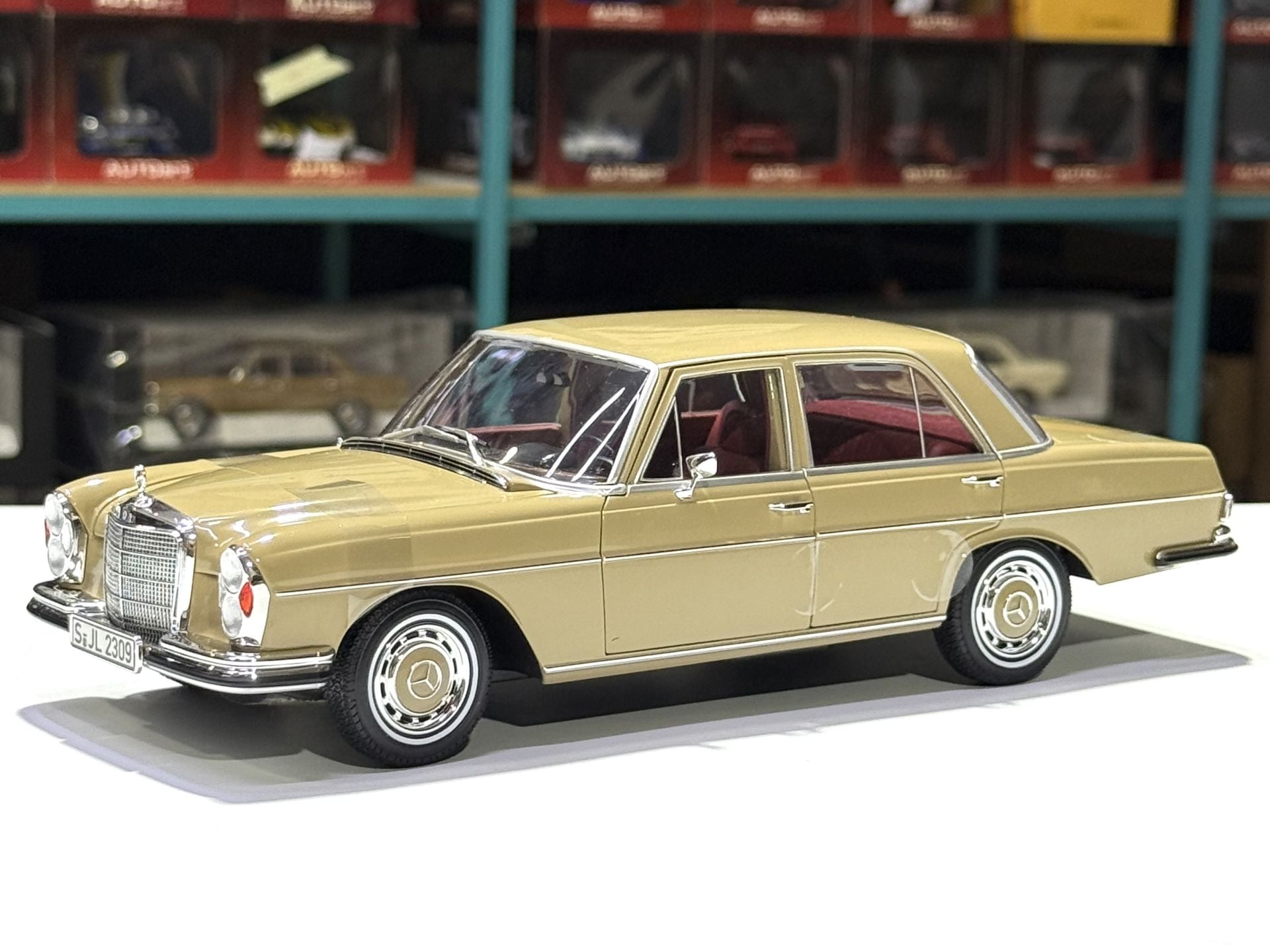 1:18 Mercedes-Benz 280SE W108 Autumn Beige 1968 - Norev