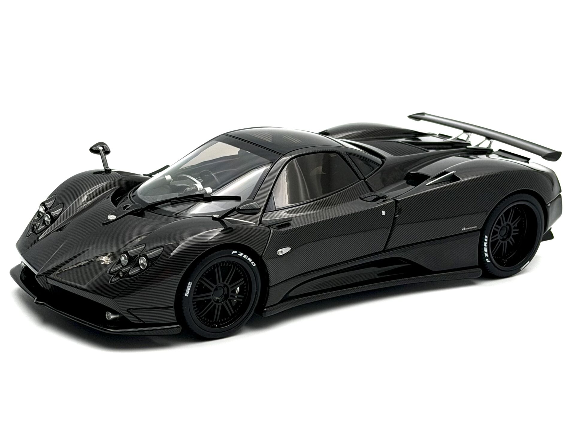 1:18 Pagani Zonda F 2005 Gloss Carbon Black - Almost Real