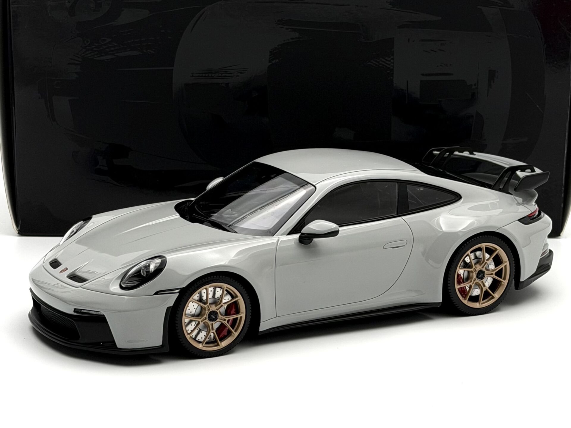 1:18 Porsche 992 GT3 Coupe 2021 Gold Wheels - Minichamps