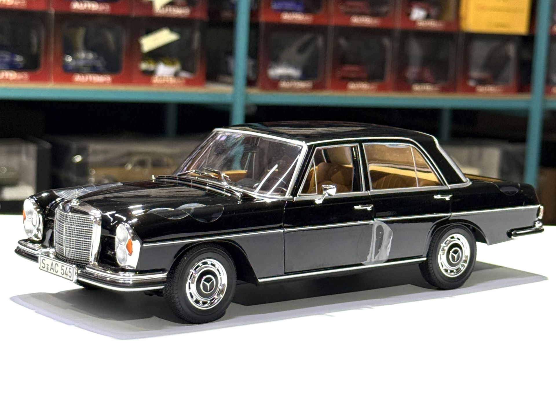 1:18 Mercedes-Benz 280 SE 1968 Black W108 - Norev