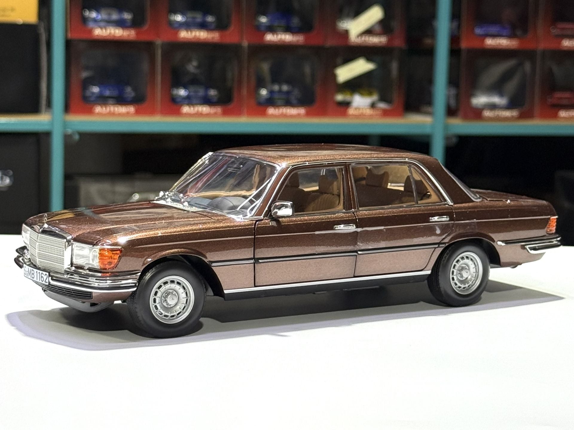 1:18 Mercedes-Benz 450 SEL 6.9 Brown Met W116 1976 - Norev