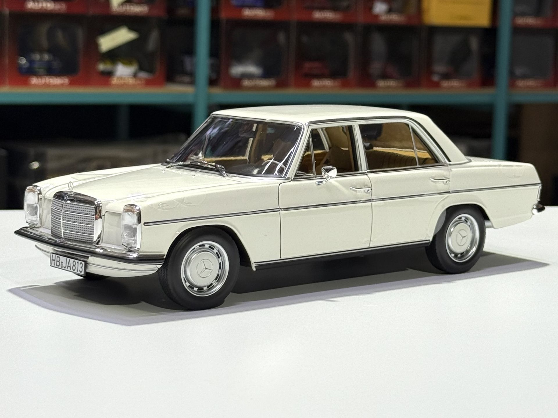 1:18 Mercedes-Benz 200/8 W114-W115 White 183770 - Norev