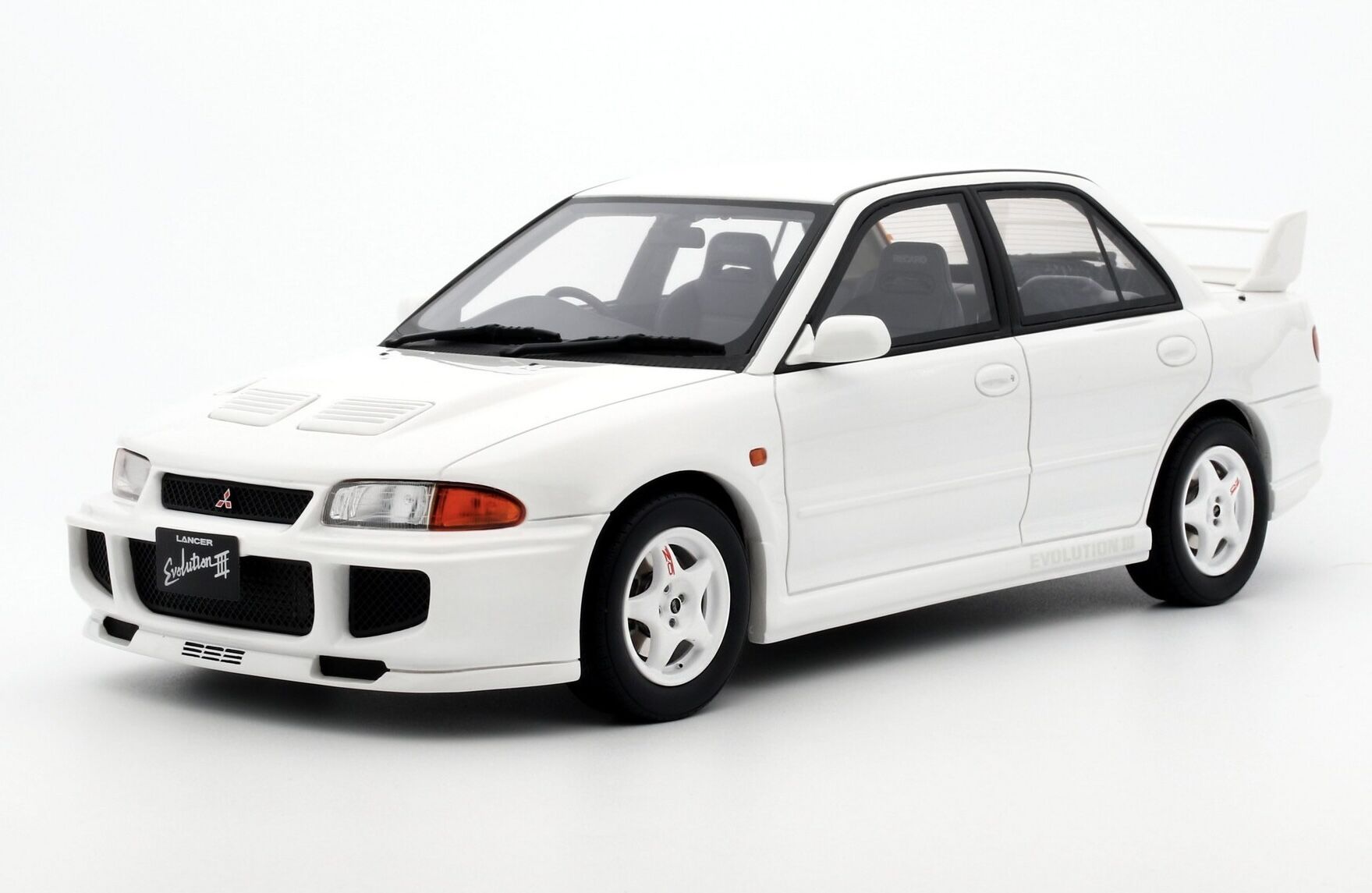 1:18 Mitsubishi Lancer Evo 3 1995 Scotia White OT1065 - Otto