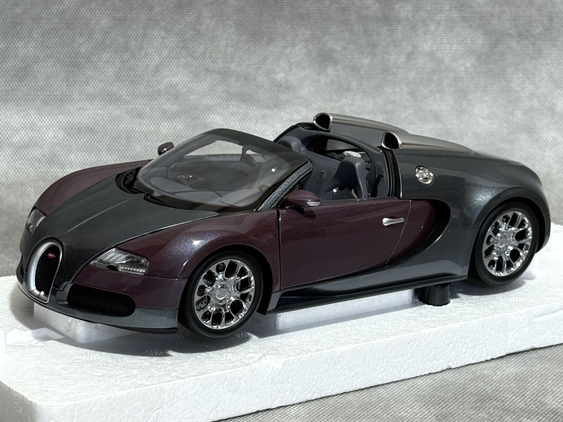 1:18 Bugatti Veyron Grand Sport 2009 Grey/Purple Met - Minichamps