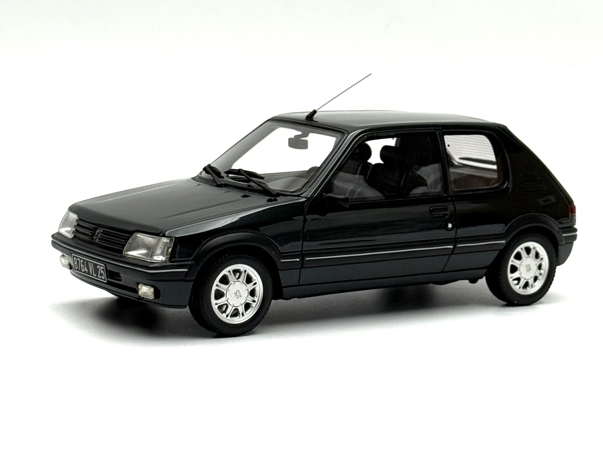 1:18 Peugeot 205 Gentry 1991 Green Met OT561 - OTTO