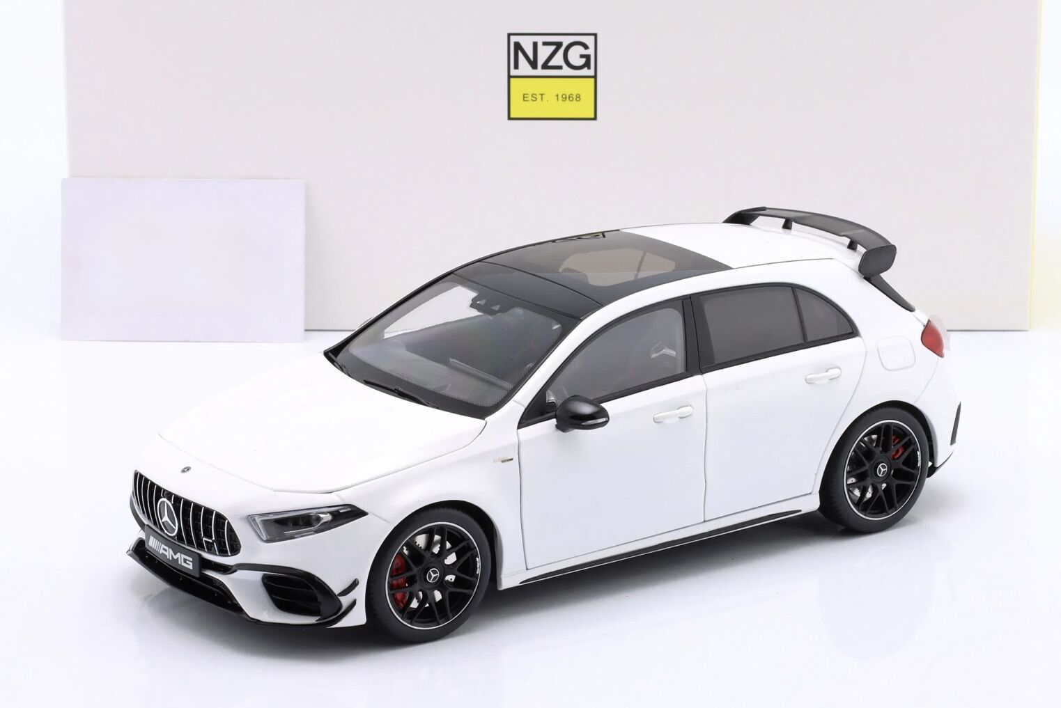 1:18 Mercedes-Benz A45S Polar White 2023- NZG Dealer
