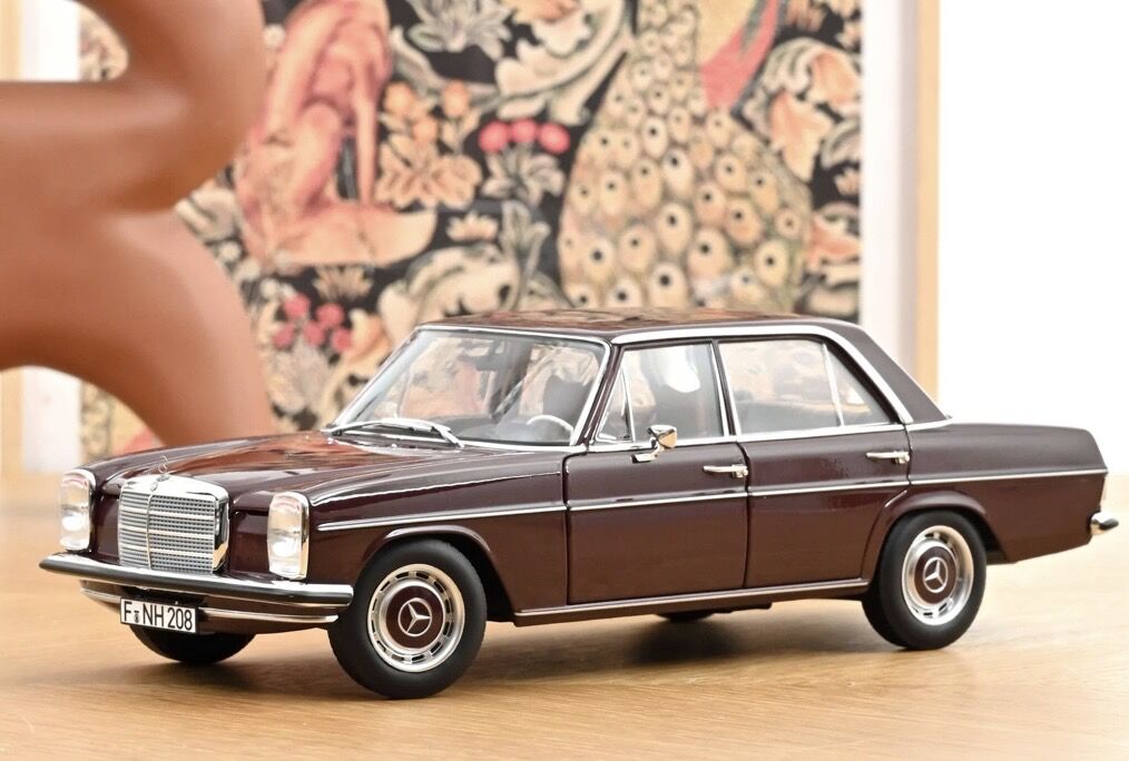 1:18 Mercedes-Benz 200/8 W115 Dark Reddish Brown 1968 - Norev